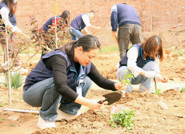 Weinan Municipality South Bridge Township Volunteer Activities at Leftover Children's Service Centres, China
