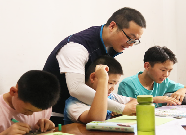 Weinan Municipality South Bridge Township Volunteer Activities at Children’s Care Centrer