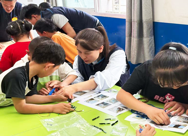 Weinan Municipality South Bridge Township Volunteer Activities at Children’s Care Centrer